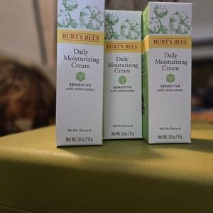 Burt's Bees Sensitive Daily Moisturizing Cream - White and Green